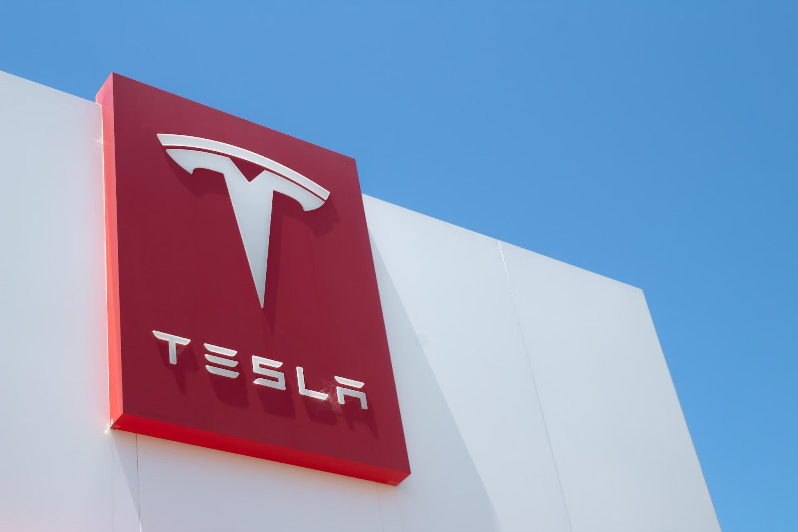 Tesla ante su mayor paradoja bursátil: la marca se erosiona mientras el activo más rentable sigue oculto